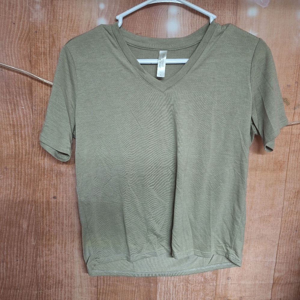 Green v-neck t-shirt size small